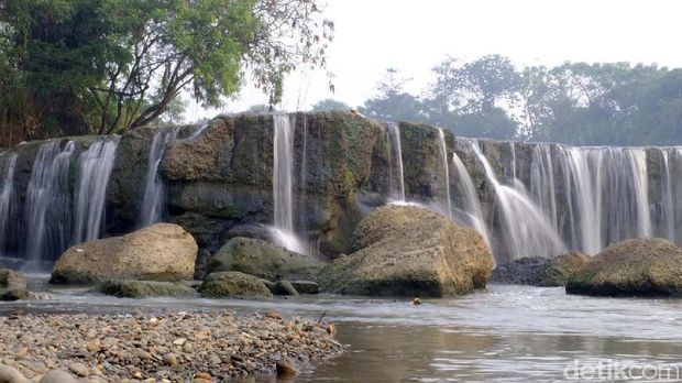 Warga kerap menyebut Curug Parigi di Kota Bekasi sebagai miniatur Niagara. Sejumlah warga kerap mengunjungi ini lokasi ini sambil bersepeda.