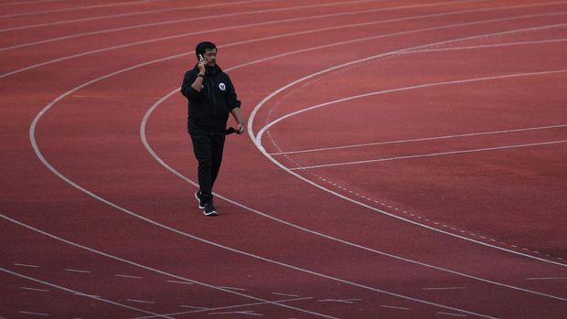 Direktur Teknik PSSI Indra Sjafri bersiap mengikuti latihan Timnas U-19 di Stadion Madya, Kompleks GBK, Jakarta, Kamis (20/8/2020). ANTARA FOTO/Puspa Perwitasari/aww.