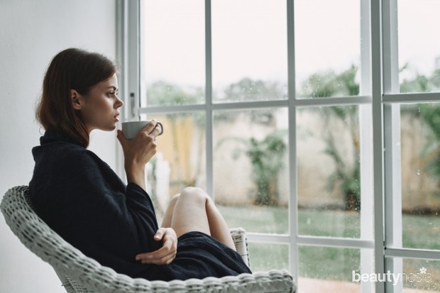 Hal utama yang harus kamu lakukan untuk mengatasi sifat egois adalah dengan mengintrospeksi dirimu.