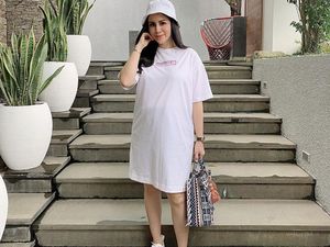 Momo Eks Geisha Pamer Lapangan Bola Standar FIFA untuk Anak Momo Eks Geisha Pamer Lapangan Bola Standar FIFA untuk Anak