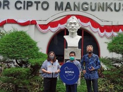 HUT RI ke-75, NIVEA Donasikan 20.000 Skin Care ke Tenaga Medis