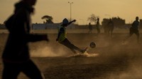 Walau dengan lapangan berpasir dan debu, mereka tetap semringah untuk bermain.