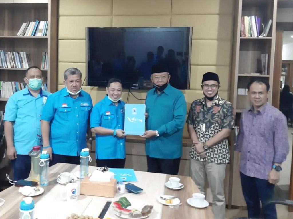 Gelora Serahkan SK Dukungan ke Benyamin Davnie untuk Pilkada Tangsel Gelora Serahkan SK Dukungan ke Benyamin Davnie untuk Pilkada Tangsel