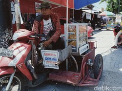 Semangat Pedagang Lumpia Difabel Cari Nafkah, Butuh Motor Baru untuk Jualan