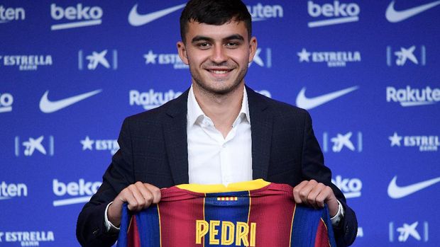 Barcelona's new Spanish forward Pedri poses with his jersey during his official presentation at the Camp Nou stadium in Barcelona on August 20, 2020. (Photo by Josep LAGO / AFP)