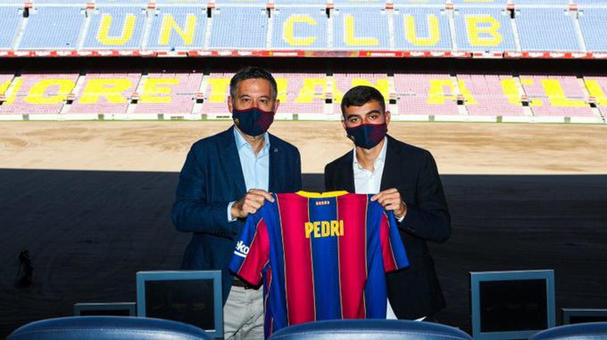Pedri jadi pemain anyar Barcelona. (Foto: Twitter @jmbartomeu)