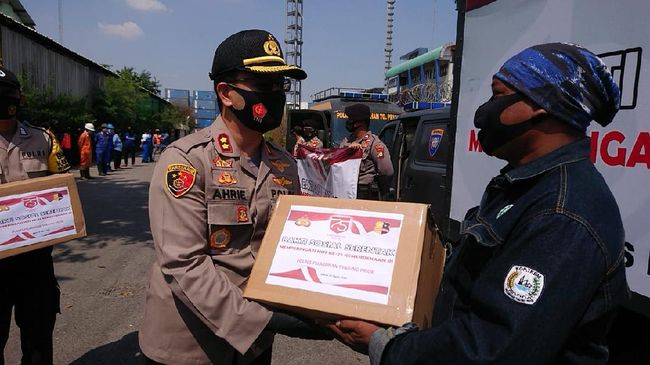 Peringati HUT RI, Polres Pelabuhan Priok Bagikan Sembako ke Ratusan Buruh Peringati HUT RI, Polres Pelabuhan Priok Bagikan Sembako ke Ratusan Buruh