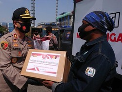 Peringati HUT RI, Polres Pelabuhan Priok Bagikan Sembako ke Ratusan Buruh