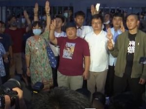 Polisi Bebaskan 9 Aktivis Pro-Demokrasi Thailand Polisi Bebaskan 9 Aktivis Pro-Demokrasi Thailand