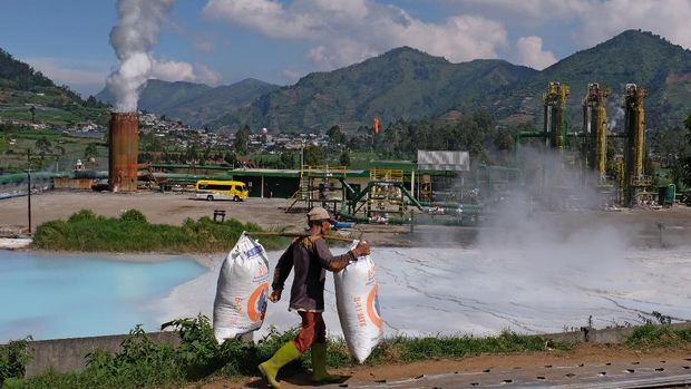 Seorang warga memikul pupuk kandang di perladangan sekitar instalasi sumur Geothermal atau panas bumi PT Geo Dipa Energi di kawasan dataran tinggi Dieng Desa Kepakisan, Batur, Banjarnegara, Jawa Tengah, Rabu (19/8/2020). PT Penjaminan Infrastruktur Indonesia (Persero) dan PT Geo Dipa Energi (Persero) pada hari ini Rabu (19/8/2020) melakukan penandatanganan perjanjian dengan Asian Development Bank (ADB) untuk proyek Pembangunan PLTP (Pembangkit Listrik Tenaga Panas Bumi) Dieng Unit 2 dan PLTP Patuha Unit 2 masing masing berkapasitas 55 MW sebagai salah satu wujud upaya penyediaan listrik melalui Energi Baru Terbarukan (EBT) panas bumi. ANTARA FOTO/Anis Efizudin/foc.