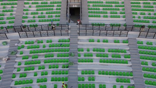 Pekerja memasang kursi penonton di Stadion Gelora Bung Tomo (GBT), Surabaya, Jawa Timur, Kamis (20/8/2020). Berbagai perbaikan terus dikerjakan di stadion tersebut seperti pemasangan sekitar 45.000 kursi tunggal dan pengelupasan rumput untuk diganti dengan rumput standar internasional guna menyambut Piala Dunia U-20 pada 2021. ANTARA FOTO/Moch Asim/aww.