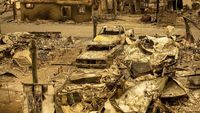 Rumah dan Mobil Ini Hangus dalam Kebakaran Hutan California