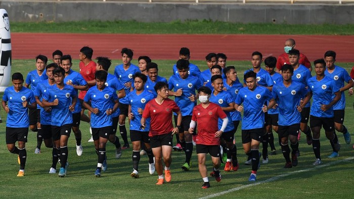 Pesepak bola Timnas U-19 mengikuti latihan di Stadion Madya, Kompleks GBK, Jakarta, Kamis (20/8/2020). Timnas U-19 rencananya akan mengikuti pemusatan latihan di Kroasia pada akhir Agustus 2020 untuk persiapan AFC U-19 Championship di Uzbekistan. ANTARA FOTO/Puspa Perwitasari/aww.