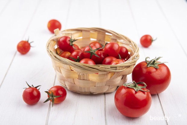 tomat mengandung vitamin C yang dapat membantu kulit tampak lebih cerah dan sehat.