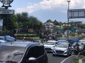 Video Polisi Terapkan One Way, Jalur Puncak dari Jakarta Ditutup! Video Polisi Terapkan One Way, Jalur Puncak dari Jakarta Ditutup!