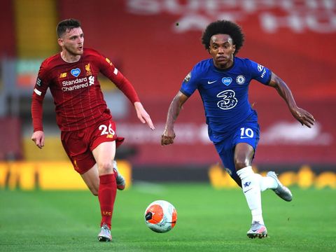 LIVERPOOL, ENGLAND - JULY 22: Andy Robertson of Liverpool and Willian of Chelsea battle for the ball during the Premier League match between Liverpool FC and Chelsea FC at Anfield on July 22, 2020 in Liverpool, England. Football Stadiums around Europe remain empty due to the Coronavirus Pandemic as Government social distancing laws prohibit fans inside venues resulting in all fixtures being played behind closed doors. (Photo by Laurence Griffiths/Getty Images)