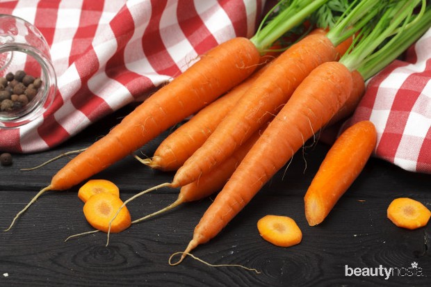 Selain mengandung vitamin A yang tinggi, wortel juga mengandung vitamin C. Kandungan inilah yang bisa membantu kulitmu agar tetap kencang dan awet muda.