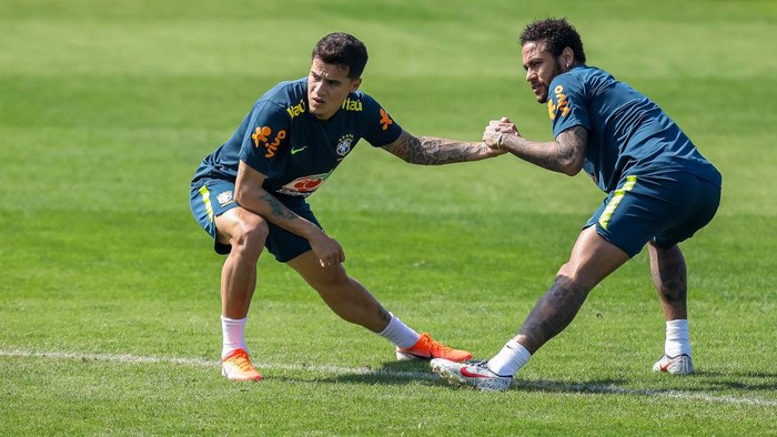 TERESOPOLIS, BRAZIL - JUNE 01: Phillipe Coutinho (L) and Neymar Jr in action during a training session of the Brazilian national football team at the squads Granja Comary training complex on June 01, 2019 in Teresopolis, Brazil. (Photo by Buda Mendes/Getty Images)