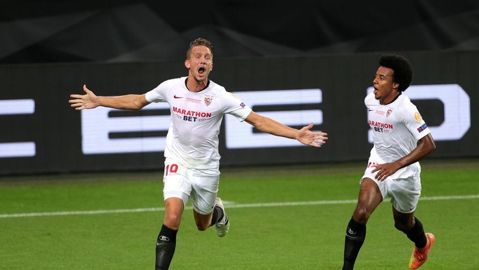 COLOGNE, GERMANY - AUGUST 21: Luuk de Jong of Sevilla FC celebrates after scoring his teams second goal (L) during the UEFA Europa League Final between Seville and FC Internazionale at RheinEnergieStadion on August 21, 2020 in Cologne, Germany. (Photo by Friedemann Vogel/Pool via Getty Images)