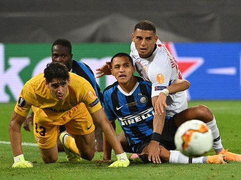 COLOGNE, GERMANY - AUGUST 21: Yassine Bounou (L) and Diego Carlos of Sevilla FC battle for possession with Alexis Sanchez of Inter Milan during the UEFA Europa League Final between Seville and FC Internazionale at RheinEnergieStadion on August 21, 2020 in Cologne, Germany. (Photo by Ina Fassbender/Pool via Getty Images)