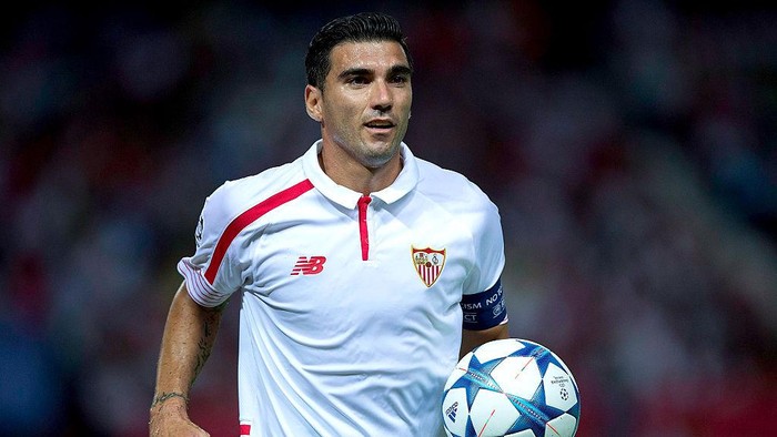 SEVILLE, SPAIN - SEPTEMBER 15: Jose Antonio Reyes of Sevilla FC holds the ball during the UEFA Champions League Group D match between Sevilla FC and VfL Borussia Monchengladbach at Estadio Ramon Sanchez Pizjuan on September 15, 2015 in Seville, Spain.  (Photo by Gonzalo Arroyo Moreno/Getty Images)