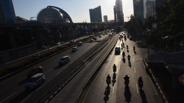 Pengendara sepeda motor melintas di Jalan Gatot Subroto, Jakarta, Jumat (21/8/2020). Gubernur DKI Jakarta Anies Baswedan menerbitkan Pergub Nomor 80 Tahun 2020 tentang pelaksanaan PSBB pada masa transisi yang didalamnya mengatur pembatasan kendaraan sepeda motor pribadi melalui aturan ganjil-genap pada kawasan pengendalian lalu lintas. ANTARA FOTO/Indrianto Eko Suwarso/wsj.
