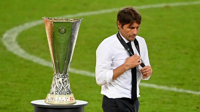 COLOGNE, GERMANY - AUGUST 21: Antonio Conte, Manager of Inter Milan walks past the UEFA Europa League Trophy following the UEFA Europa League Final between Seville and FC Internazionale at RheinEnergieStadion on August 21, 2020 in Cologne, Germany. (Photo by Ina Fassbender/Pool via Getty Images)