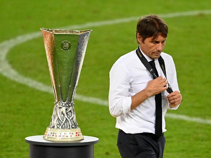COLOGNE, GERMANY - AUGUST 21: Antonio Conte, Manager of Inter Milan walks past the UEFA Europa League Trophy following the UEFA Europa League Final between Seville and FC Internazionale at RheinEnergieStadion on August 21, 2020 in Cologne, Germany. (Photo by Ina Fassbender/Pool via Getty Images)