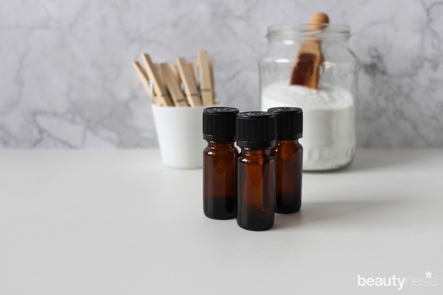 Butiran baking soda sudah dikenal luas dengan kemampuannya mengelupas sel kulit mati. Campurkan baking soda dengan air hangat untuk membuat scrub.