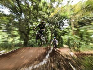 Seru! Pesepeda Berlatih di Dual Cross Track Hutan UI