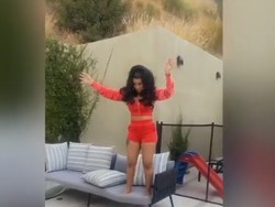 Kocak! Cardi B Kupas Buah Nangka dengan Cara Dibanting