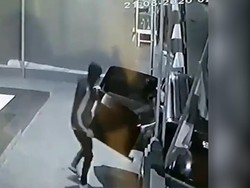 Video Komplotan Bermobil Curi Kotak Amal di Musala