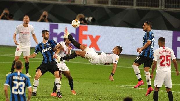 COLOGNE, GERMANY - AUGUST 21: Diego Carlos of Sevilla FC kicks the ball overhead leading to his team's third goal during the UEFA Europa League Final between Seville and FC Internazionale at RheinEnergieStadion on August 21, 2020 in Cologne, Germany. (Photo by Friedemann Vogel/Pool via Getty Images)