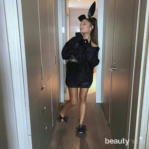 Dress hitam dengan bow slides/Instagram.com/arianagrande Aksesoris bando telinga Ariana merupakan gaya khas dirinya dan sangat ikonik.