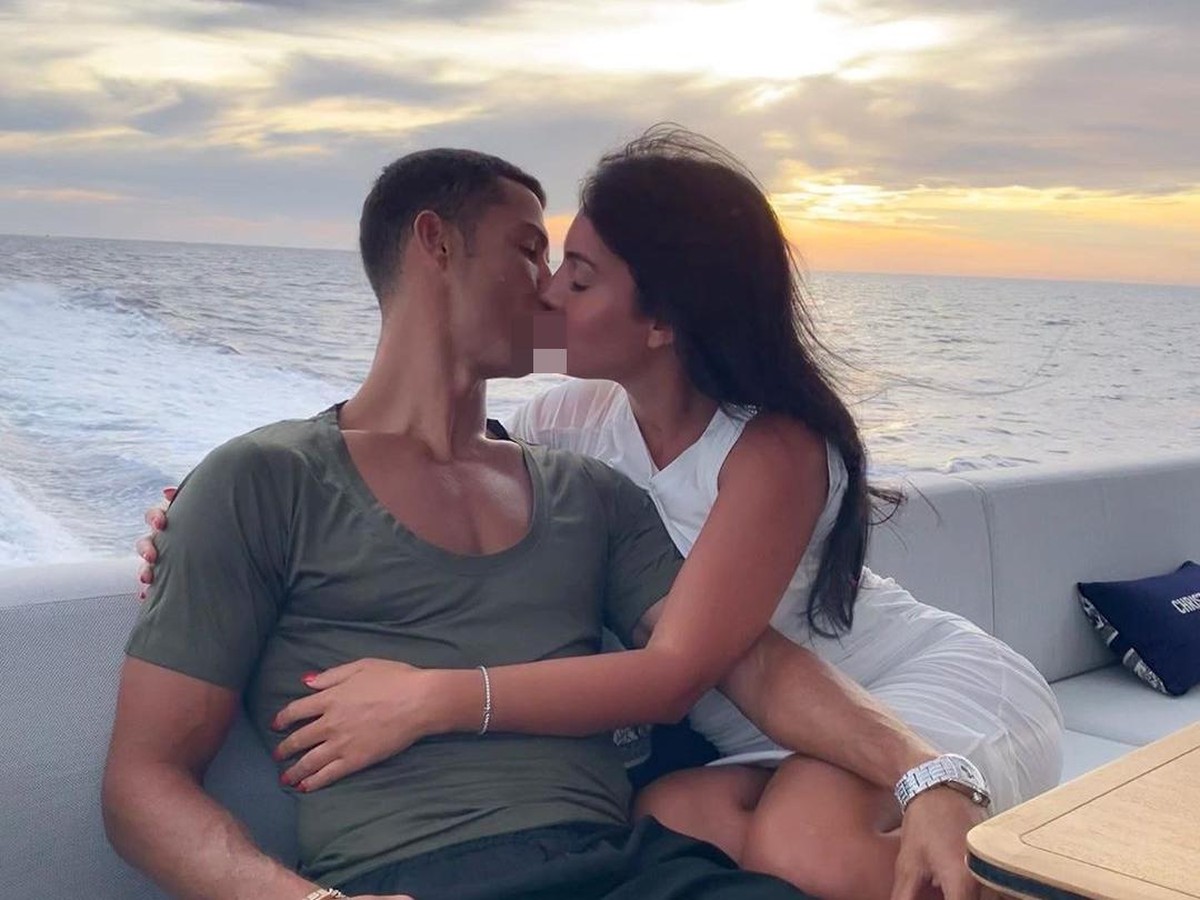 Momen mesra Georgina dengan Cristiano Ronaldo. (Instagram/georginagio)