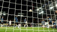 Penentu kemenangan Sevilla awalnya dicatatkan untuk nama Diego Carlos. UEFA menganulir, jadi gol bunuh diri Romelu Lukaku karena bola memantul kena kakinya dan akhirnya jadi gol untuk Sevilla (Getty Images/Pool)