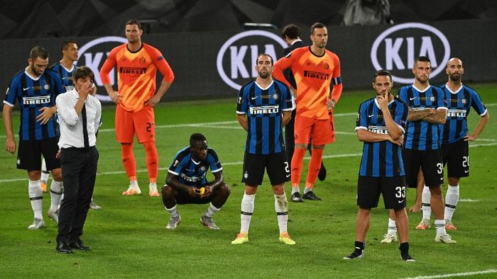 Inter Milan, Final Liga Europa COLOGNE, GERMANY - AUGUST 21: Antonio Conte, Manager of Inter Milan and his players look dejected on pitch following the UEFA Europa League Final between Seville and FC Internazionale at RheinEnergieStadion on August 21, 2020 in Cologne, Germany. (Photo by Ina Fassbender/Pool via Getty Images)