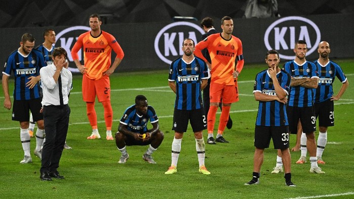 COLOGNE, GERMANY - AUGUST 21: Antonio Conte, Manager of Inter Milan and his players look dejected on pitch following the UEFA Europa League Final between Seville and FC Internazionale at RheinEnergieStadion on August 21, 2020 in Cologne, Germany. (Photo by Ina Fassbender/Pool via Getty Images)