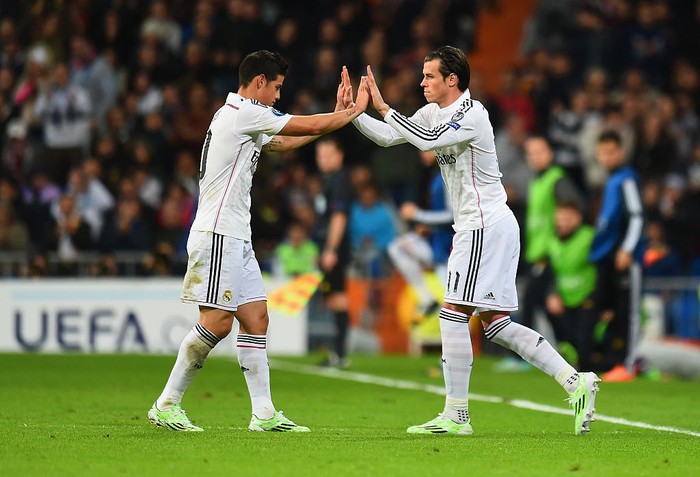 MADRID, SPAIN - NOVEMBER 04:  Gareth Bale of Real Madrid CF replaces James Rodriguez of Real Madrid CF during the UEFA Champions League Group B match between Real Madrid CF and Liverpool FC at Estadio Santiago Bernabeu on November 4, 2014 in Madrid, Spain.  (Photo by Shaun Botterill/Getty Images)