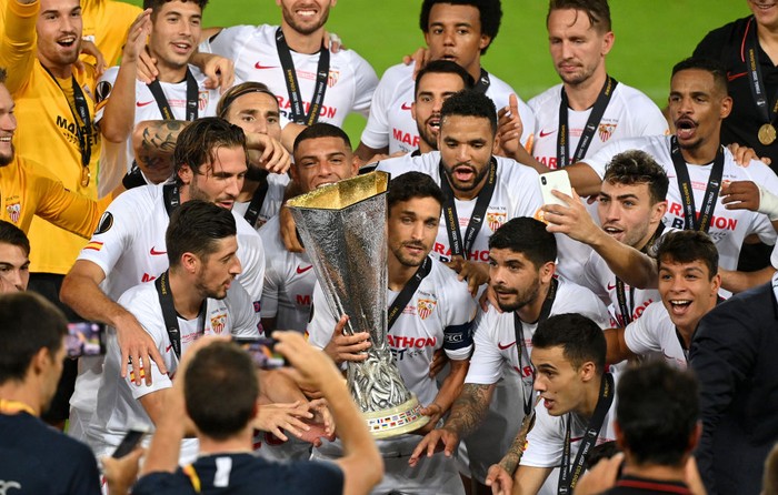 COLOGNE, GERMANY - AUGUST 21: Jesus Navas of Sevilla FC prepares to life the UEFA Europa League Trophy after the UEFA Europa League Final between Seville and FC Internazionale at RheinEnergieStadion on August 21, 2020 in Cologne, Germany. (Photo by Ina Fassbender/Pool via Getty Images)