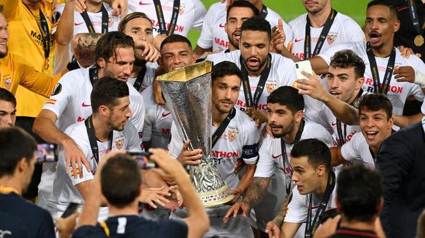 COLOGNE, GERMANY - AUGUST 21: Jesus Navas of Sevilla FC prepares to life the UEFA Europa League Trophy after the UEFA Europa League Final between Seville and FC Internazionale at RheinEnergieStadion on August 21, 2020 in Cologne, Germany. (Photo by Ina Fassbender/Pool via Getty Images)