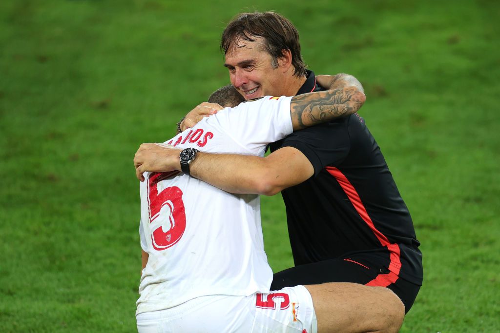 COLOGNE, GERMANY - AUGUST 21: Julen Lopetegui, Head Coach of Sevilla celebrates with the UEFA Europa League Trophy following his team's victory in during the UEFA Europa League Final between Seville and FC Internazionale at RheinEnergieStadion on August 21, 2020 in Cologne, Germany. (Photo by Ina Fassbender/Pool via Getty Images)