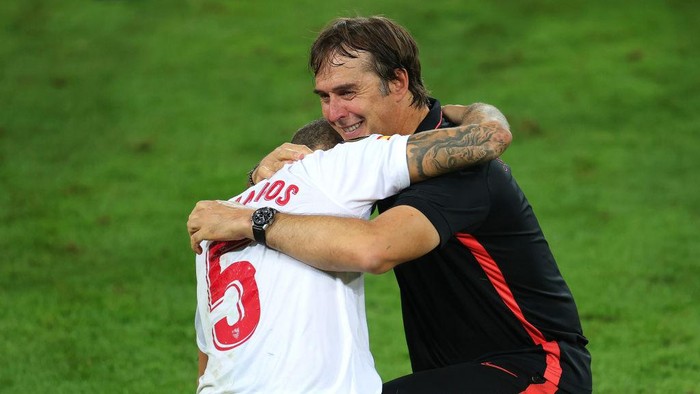 COLOGNE, GERMANY - AUGUST 21: Julen Lopetegui, Head Coach of Sevilla celebrates with the UEFA Europa League Trophy following his teams victory in during the UEFA Europa League Final between Seville and FC Internazionale at RheinEnergieStadion on August 21, 2020 in Cologne, Germany. (Photo by Ina Fassbender/Pool via Getty Images)