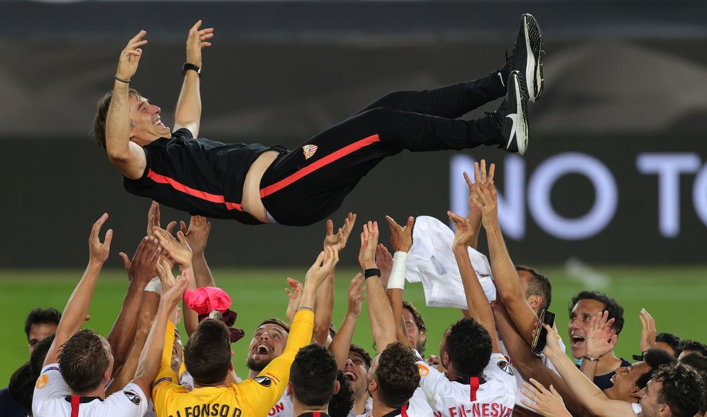 COLOGNE, GERMANY - AUGUST 21: Julen Lopetegui, Head Coach of Sevilla celebrates with the UEFA Europa League Trophy following his team's victory in during the UEFA Europa League Final between Seville and FC Internazionale at RheinEnergieStadion on August 21, 2020 in Cologne, Germany. (Photo by Ina Fassbender/Pool via Getty Images)