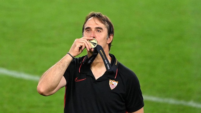 COLOGNE, GERMANY - AUGUST 21: Julen Lopetegui, Head Coach of Sevilla celebrates with the UEFA Europa League Trophy following his teams victory in during the UEFA Europa League Final between Seville and FC Internazionale at RheinEnergieStadion on August 21, 2020 in Cologne, Germany. (Photo by Ina Fassbender/Pool via Getty Images)
