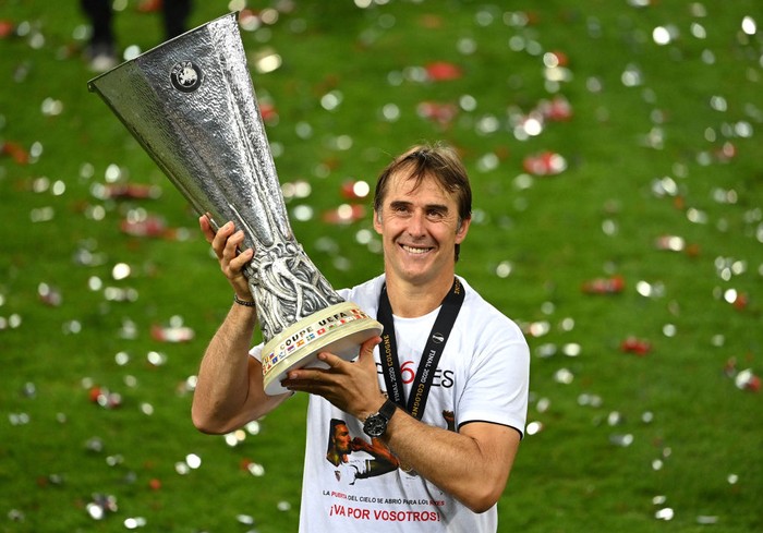 COLOGNE, GERMANY - AUGUST 21: Julen Lopetegui, Head Coach of Sevilla celebrates with the UEFA Europa League Trophy following his teams victory in during the UEFA Europa League Final between Seville and FC Internazionale at RheinEnergieStadion on August 21, 2020 in Cologne, Germany. (Photo by Ina Fassbender/Pool via Getty Images)