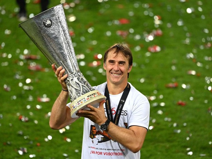 COLOGNE, GERMANY - AUGUST 21: Julen Lopetegui, Head Coach of Sevilla celebrates with the UEFA Europa League Trophy following his team's victory in during the UEFA Europa League Final between Seville and FC Internazionale at RheinEnergieStadion on August 21, 2020 in Cologne, Germany. (Photo by Ina Fassbender/Pool via Getty Images)