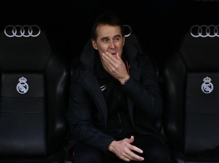COLOGNE, GERMANY - AUGUST 21: Julen Lopetegui, Head Coach of Sevilla celebrates with the UEFA Europa League Trophy following his team's victory in during the UEFA Europa League Final between Seville and FC Internazionale at RheinEnergieStadion on August 21, 2020 in Cologne, Germany. (Photo by Ina Fassbender/Pool via Getty Images)
