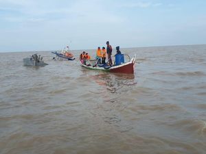 Kapal Pengangkut Kelapa di Jambi Tenggelam Dihantam Ombak Besar, ABK Selamat