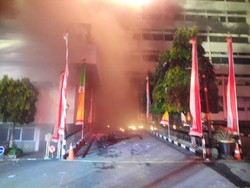 Kebakaran di Gedung Kejagung, Puing-puing Berjatuhan